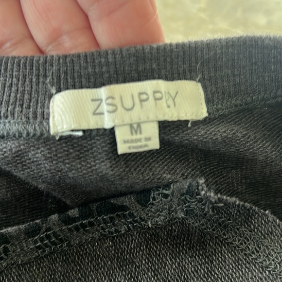 Z Supply Sweatshirt V-Neck Weekender Animal Print Top in Leo Black Medium - Picture 7 of 13